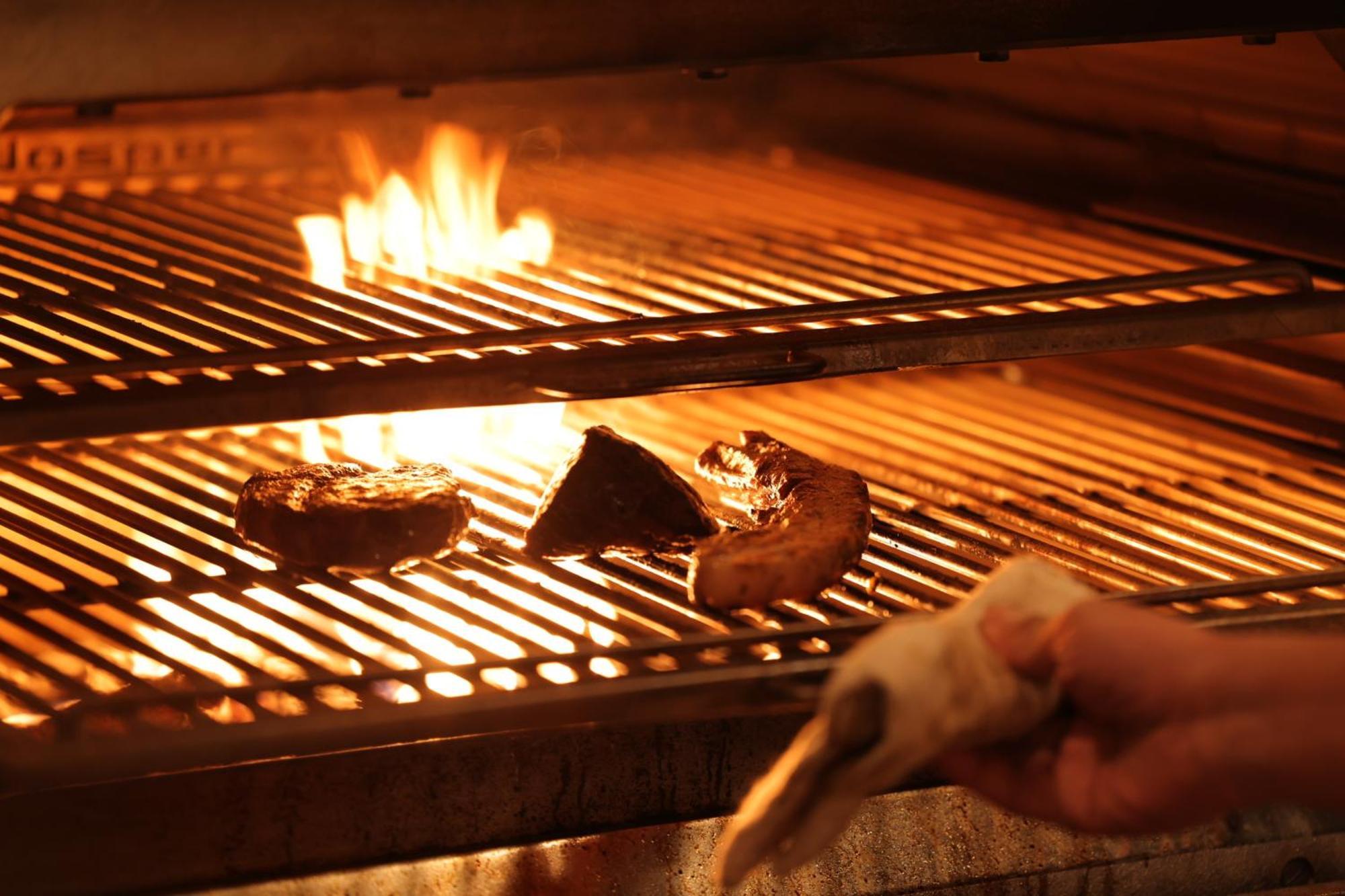 Nohga Hotel Kiyomizu Kioto Zewnętrze zdjęcie Cooking over a wood-burning grill