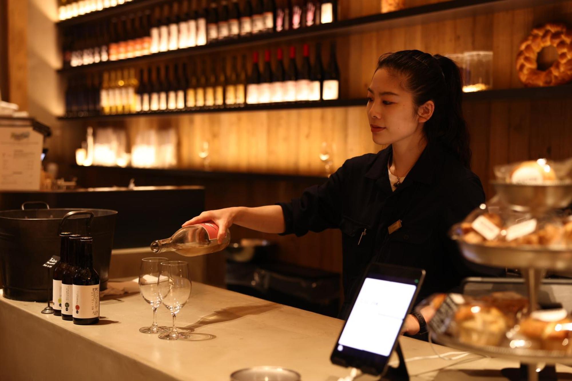 Nohga Hotel Kiyomizu Kioto Zewnętrze zdjęcie A waitress at work
