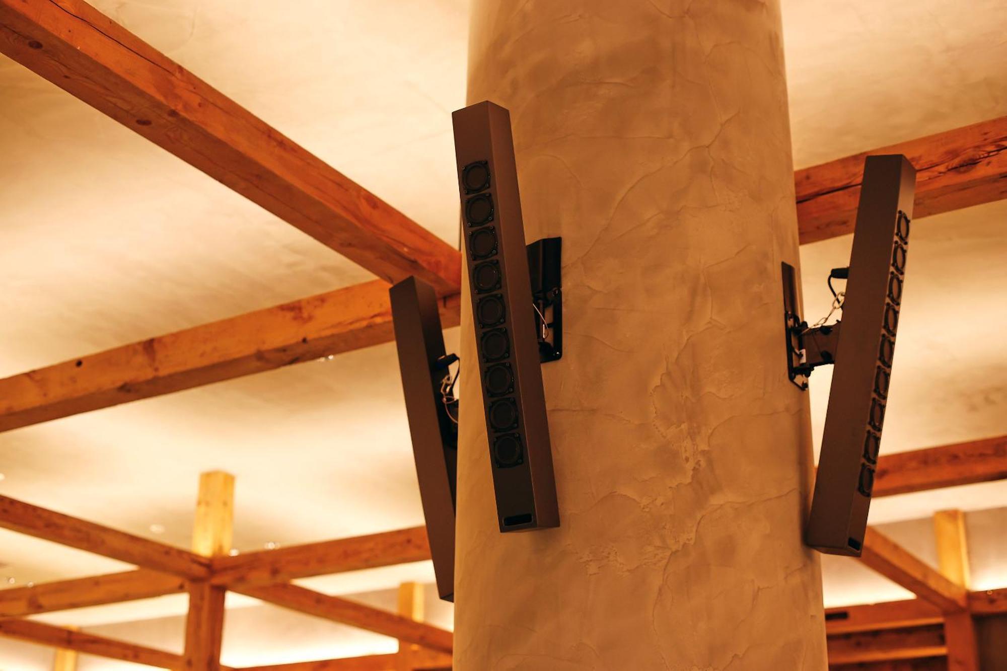 Nohga Hotel Kiyomizu Kioto Zewnętrze zdjęcie A pair of line array loudspeakers mounted on a column